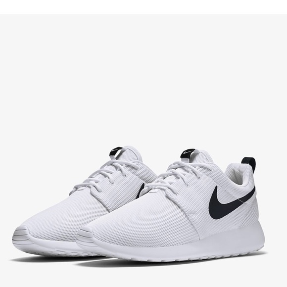 le scarpe nike roshe uno bianco poshmark le scarpe nike roshe uno bianco poshmark